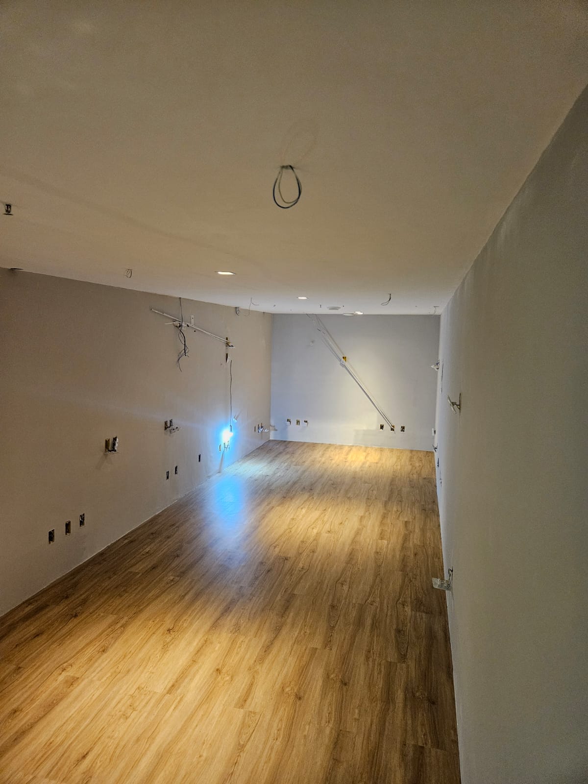 Sala com piso vinílico claro