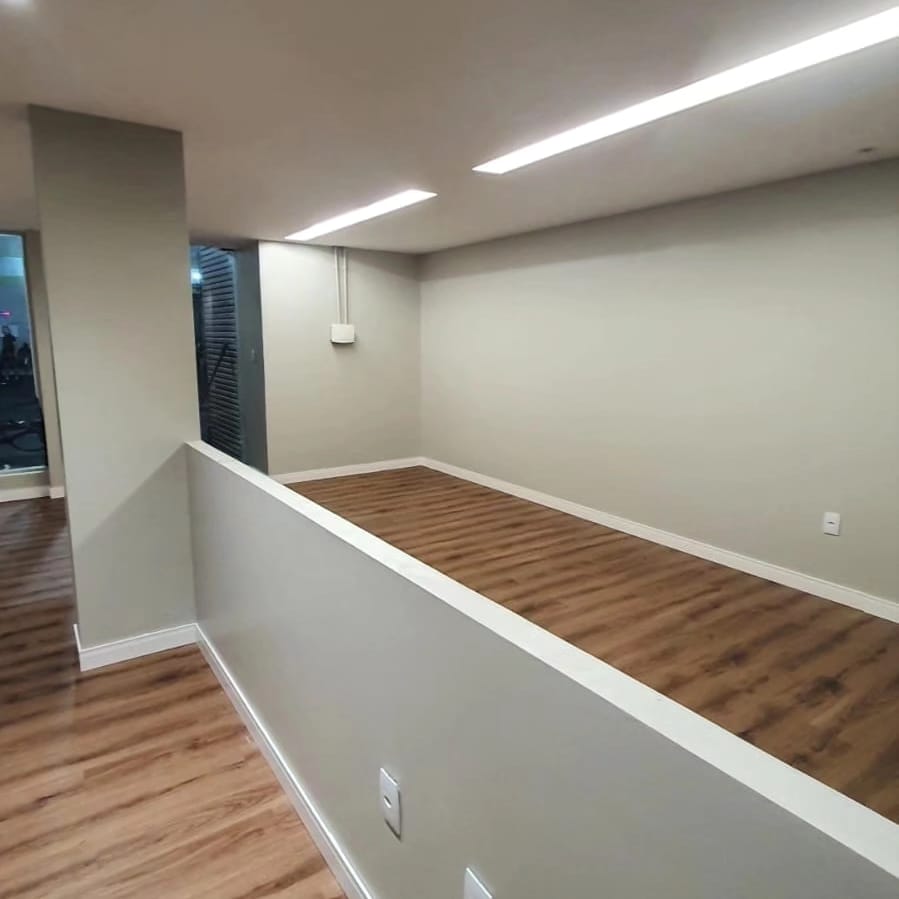 Piso vinílico amadeirado em ambiente amplo