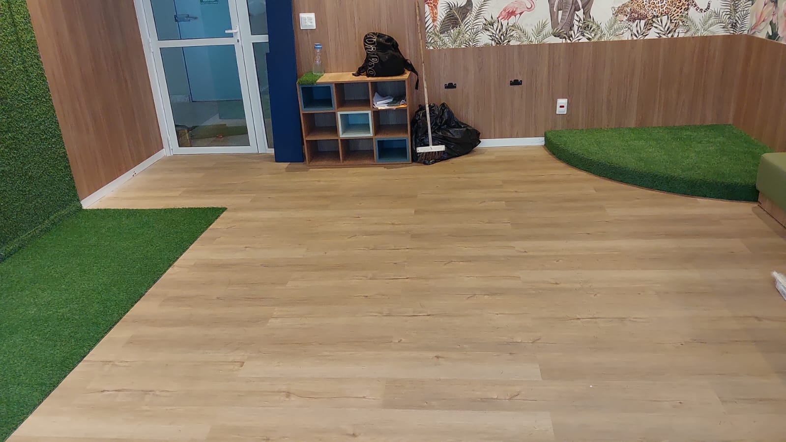 Ambiente integrado com piso vinílico e grama sintética