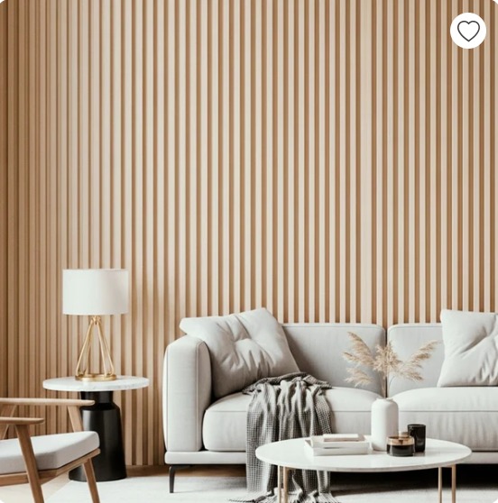 Sala com painel ripado claro