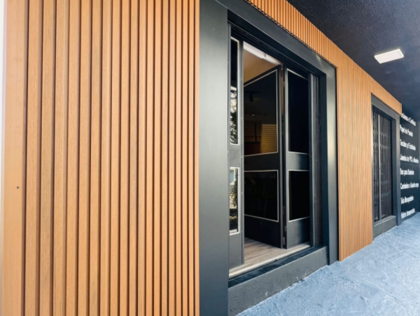 Fachada moderna revestida com painel ripado